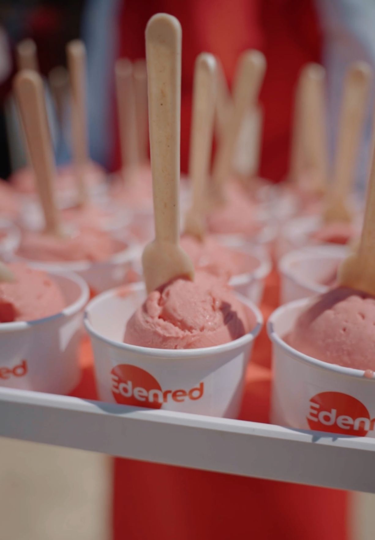 Vassoio con coppette di gelato con logo rosso Edenred