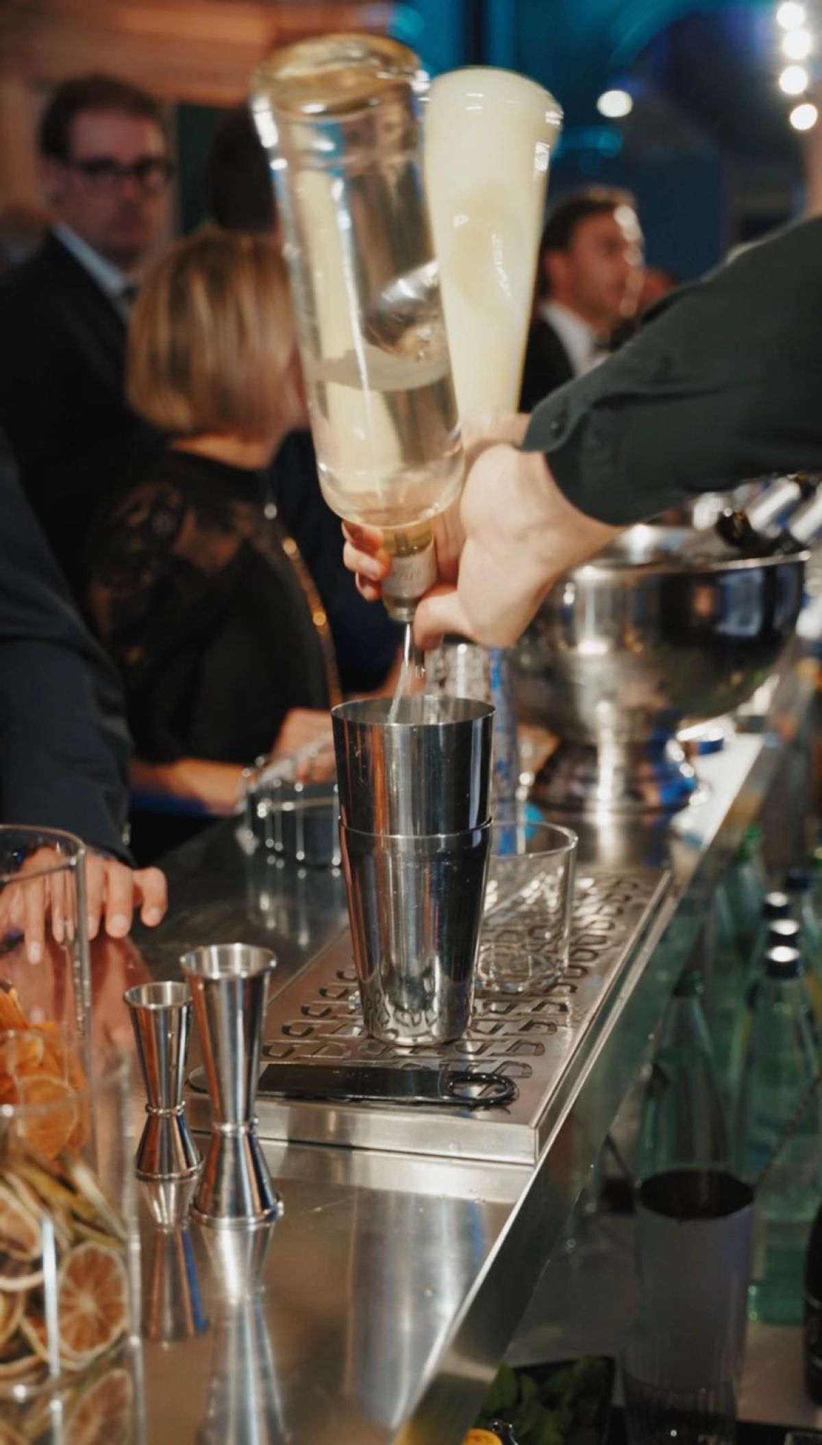 Barman prepara martini cocktail all'open bar del party di Zeta Eventi in Galleria Meravigli Milano