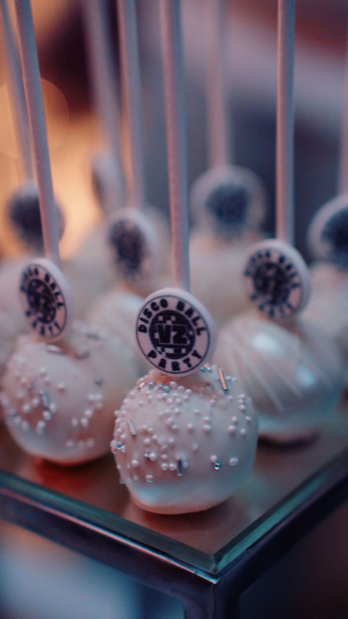 Cake pop decorati con logo festa compleannorata logo festa compleanno