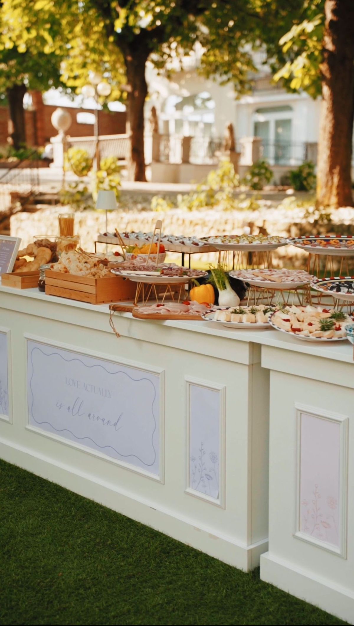 Banco decorati con aforismi romantici a tema sposi per aperitivo in giardino per wedding Giardini Pergola di Zeta Eventi Milano