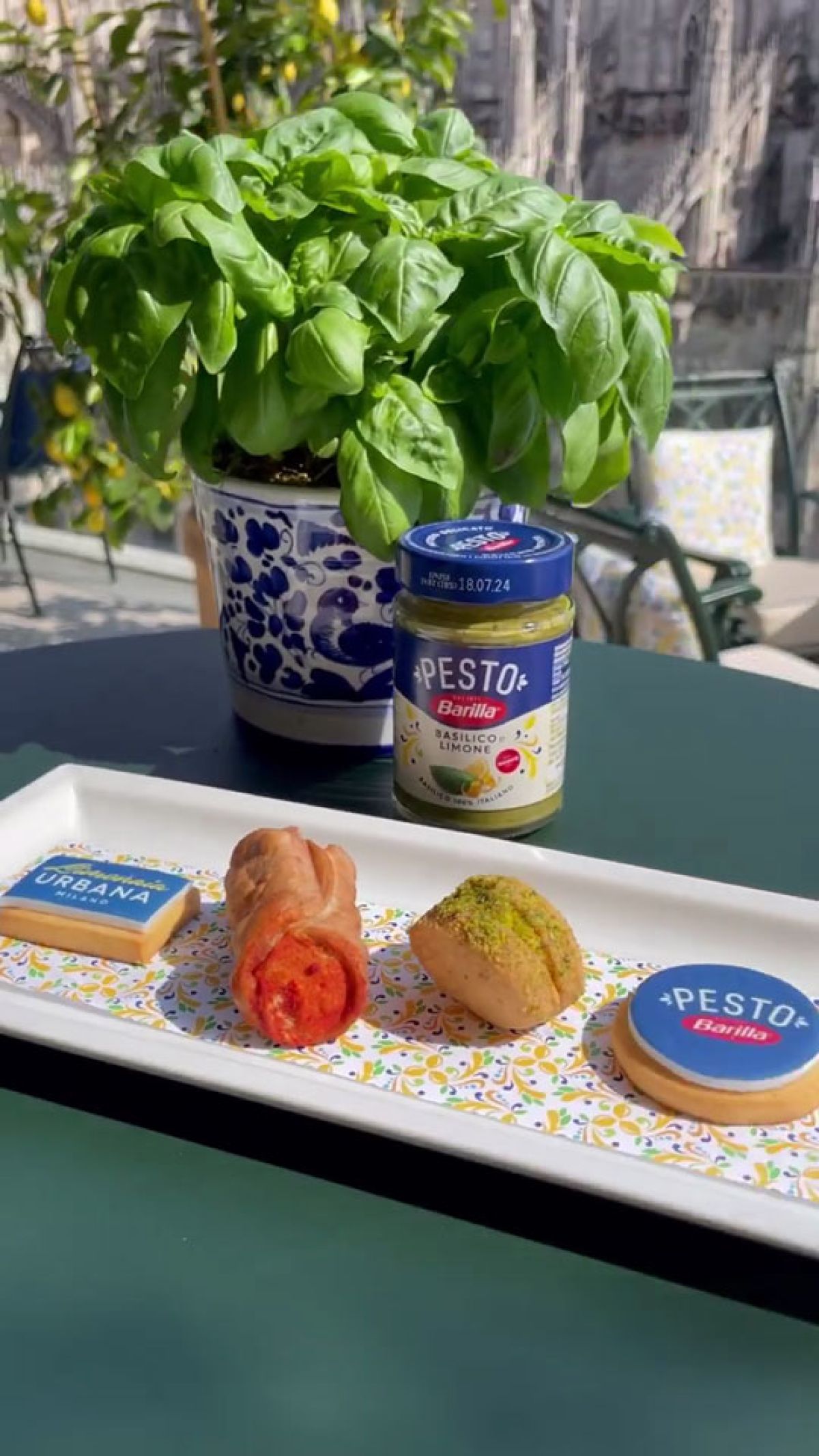 Vassoio di finger food con logo Limonaia Urbana Barilla e Pesto per aperitivo