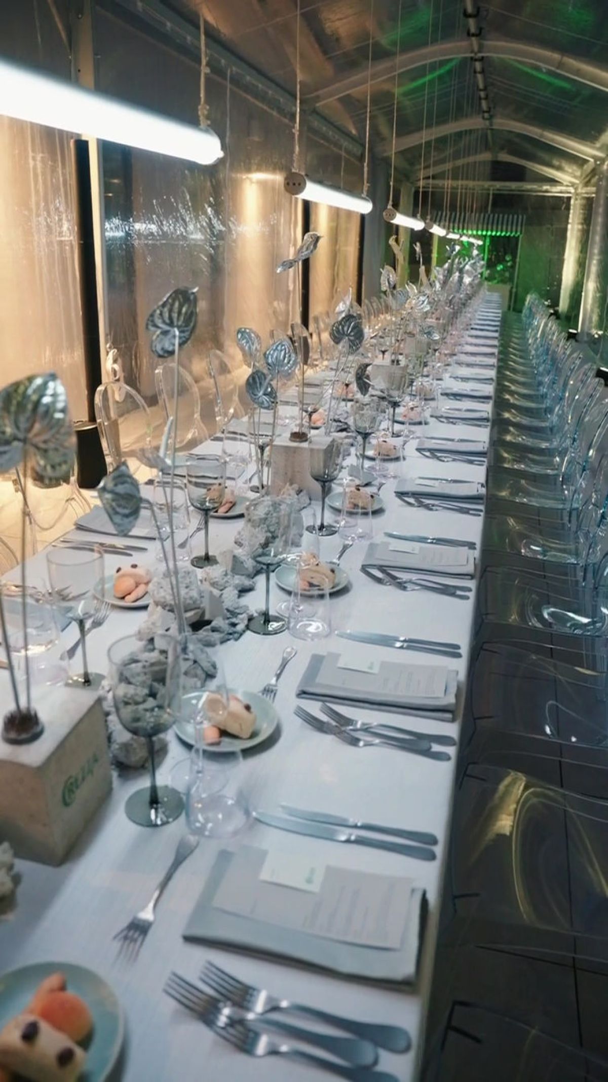 Tavola per cena di gala in tensostruttura allestita nella sede aziendale da Zeta Eventi Milano