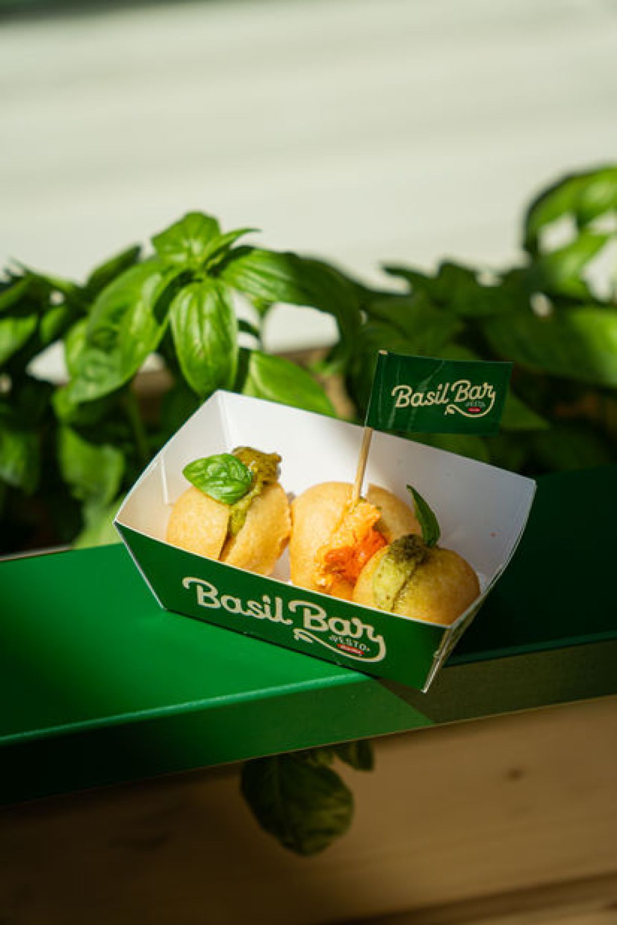 Vassoio con zeppoline farcite con pesto per il cocktail al Basil Bar Pesto Barilla tour di Napoli creato Zeta Eventi Milano