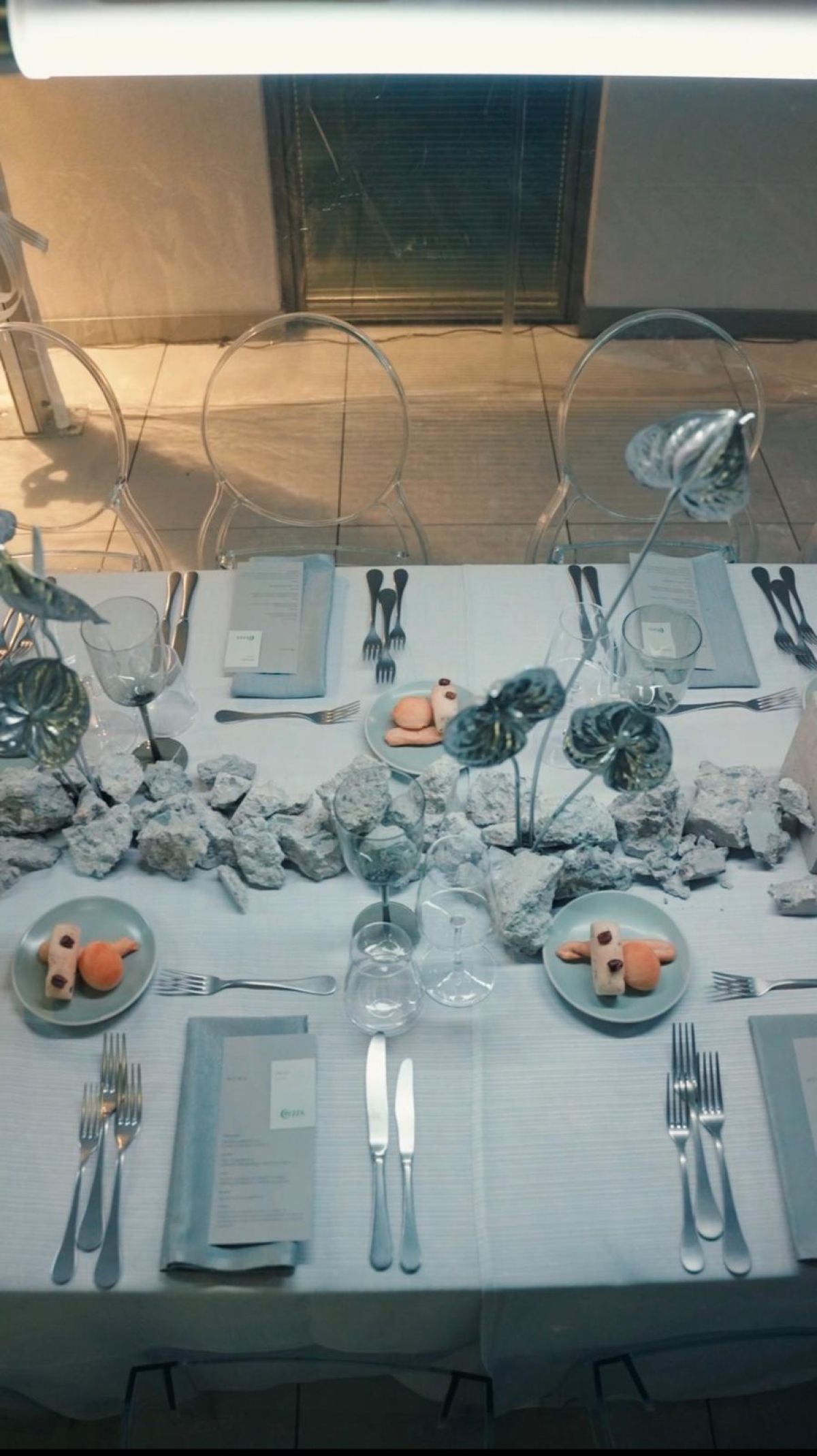 Mise en palce grigio e cemento con fiori argento e decorazioni a tema progettata da Zeta Eventi Milano
