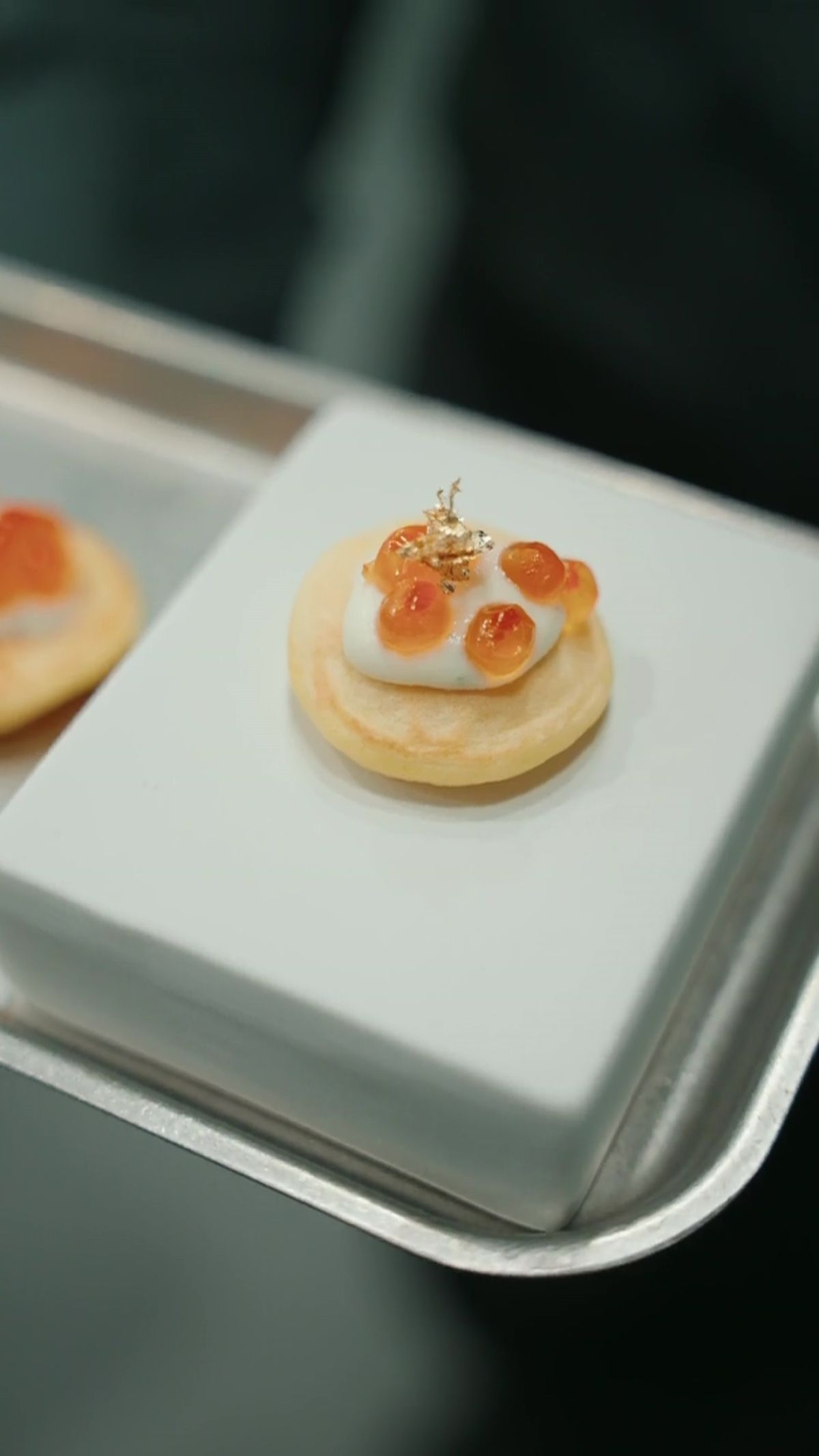 Blinis Finger food con dettaglio in oro per welcome cocktail alla cena di gala di Crezza Chiavenna preparato da Zeta Eventi Milano