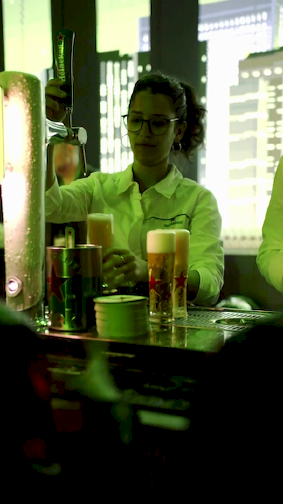 Spillatura birra al Heineken Bodega The Offline Party Milano