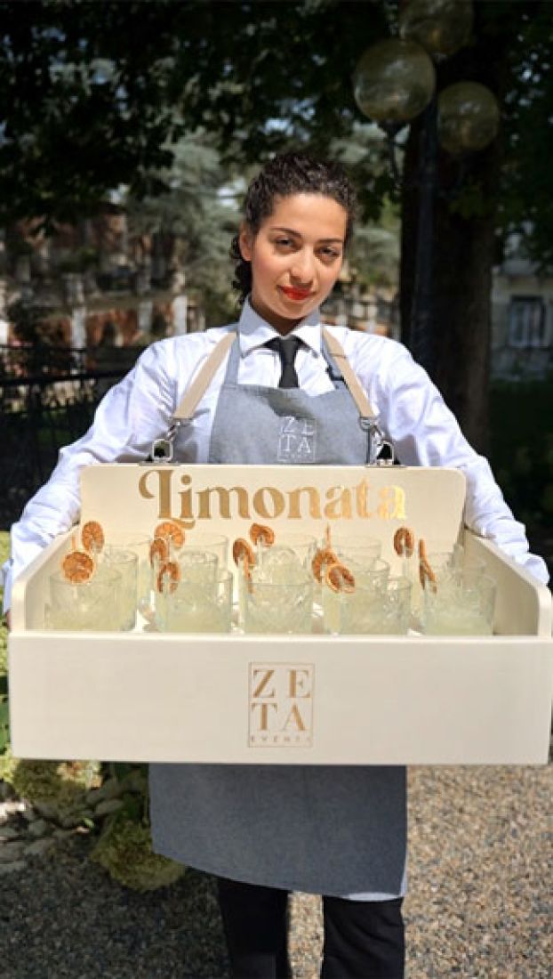 Cameriera serve al banco Limonata al Catering Zeta Eventi Milano