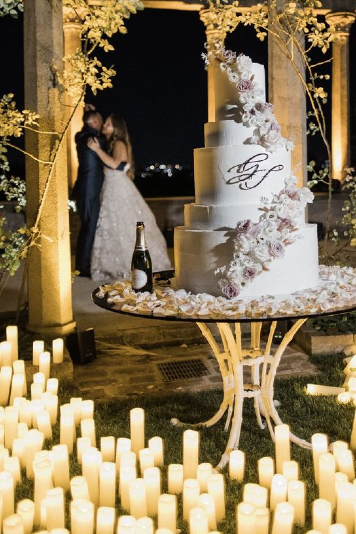 Wdding cake con rose bianche e iniziali in oro