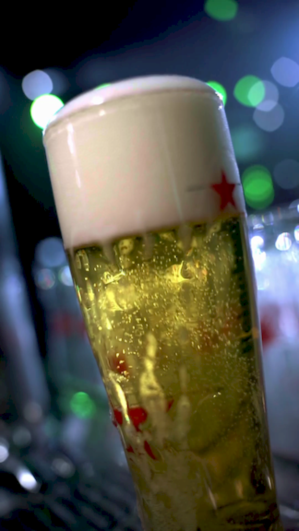 Bicchiere di birra chiara Heineken con schiuma