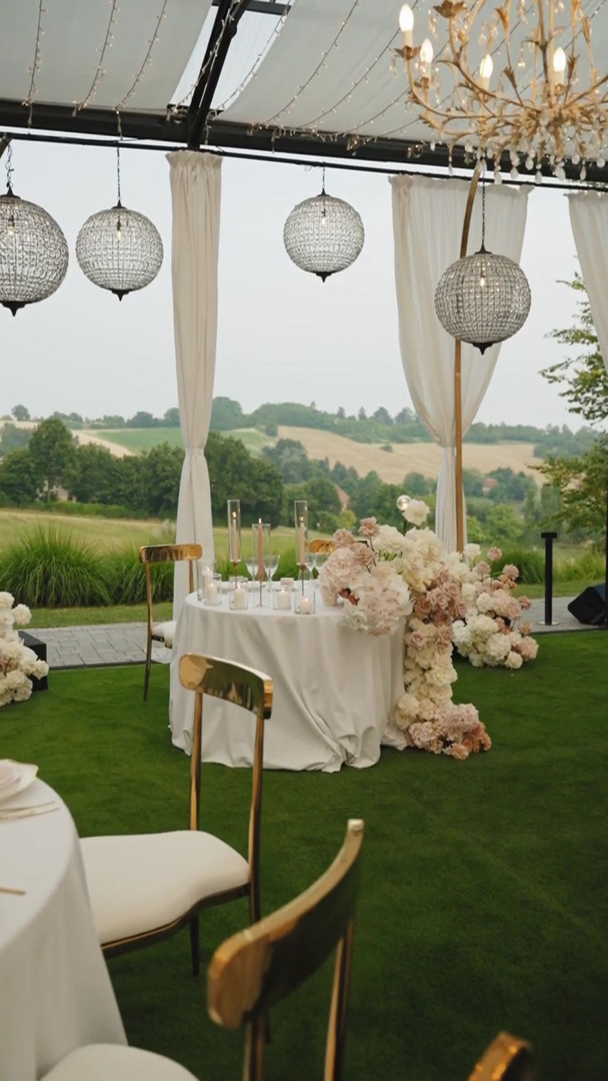 Allestimento tavolo degli sposi per dinner placè Matrimonio a Giardini Pergola Alessandria di Zeta Eventi Milano