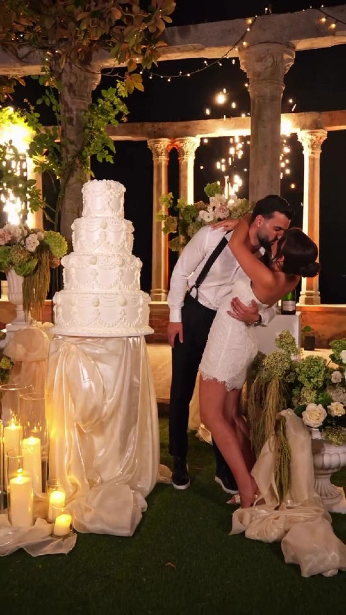 Sposi al taglio della torta con wedding cake realizzata da Zeta Eventi Milano