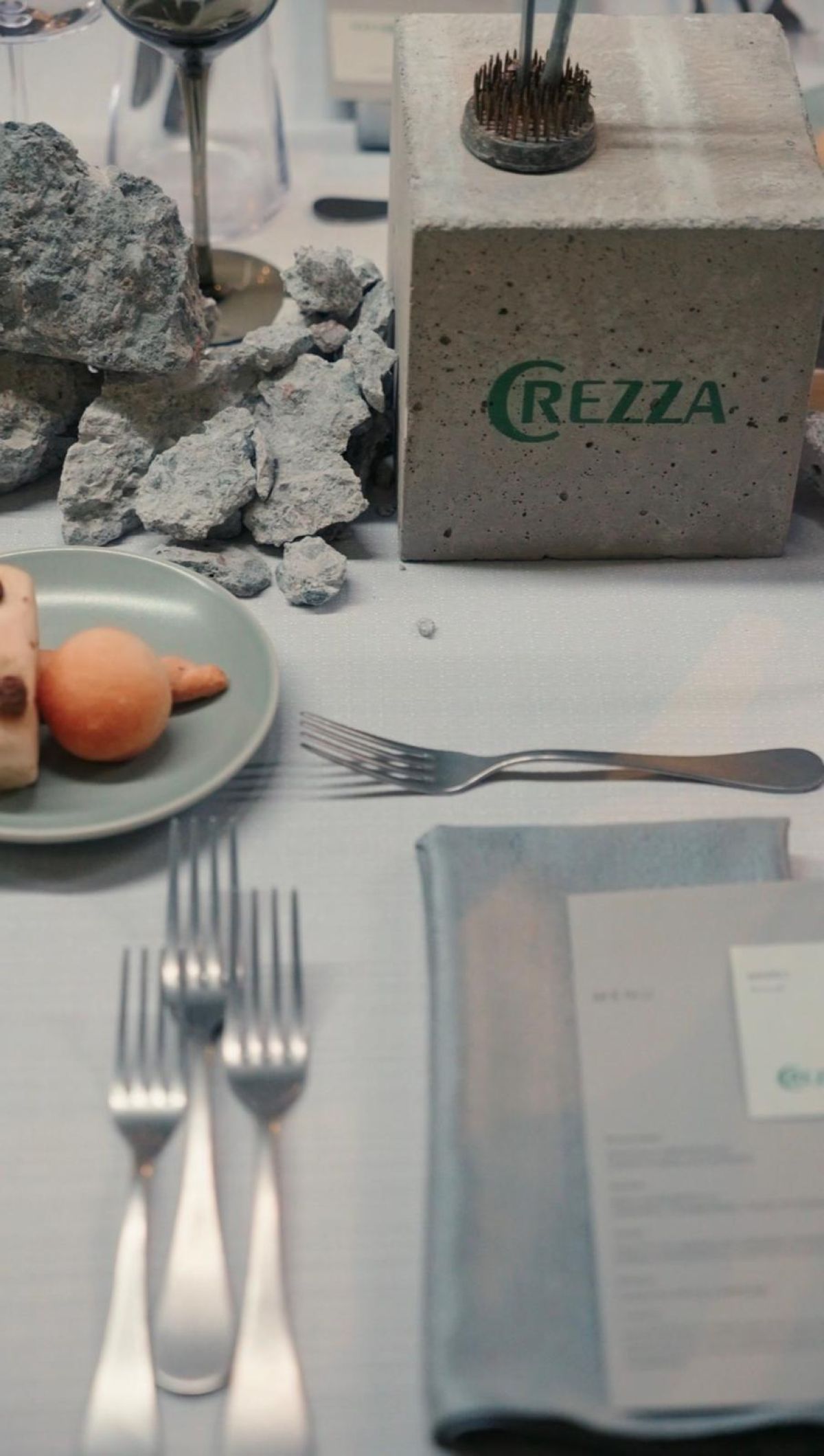 Dettaglio mise en place nei toni grigio cemento per cena di gala di Zeta Eventi Milano