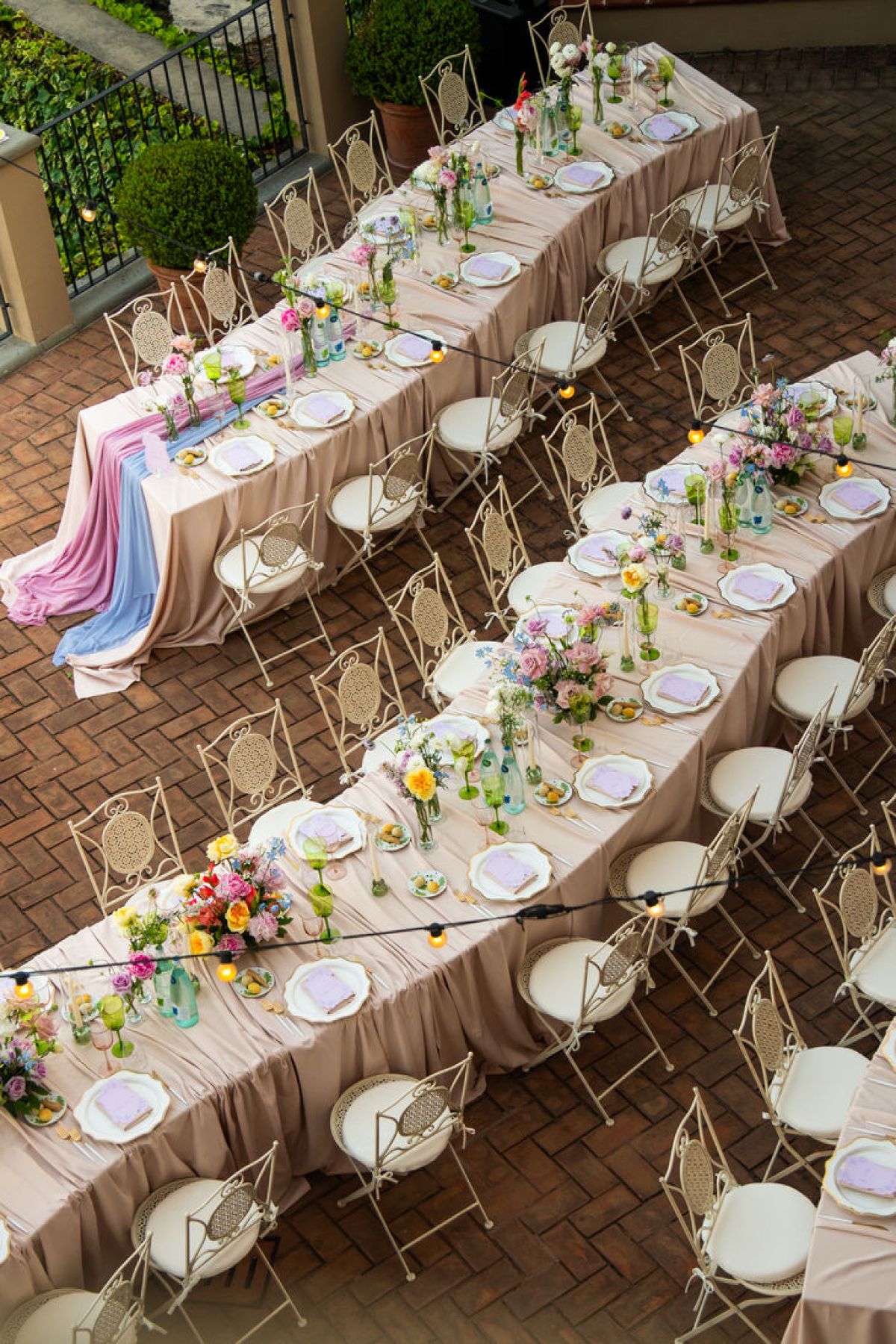Tavoli allestiti in terrazza per dinner placè di matrimonio a Villa Calchi Merate Lecco da Zeta Eventi Milano
