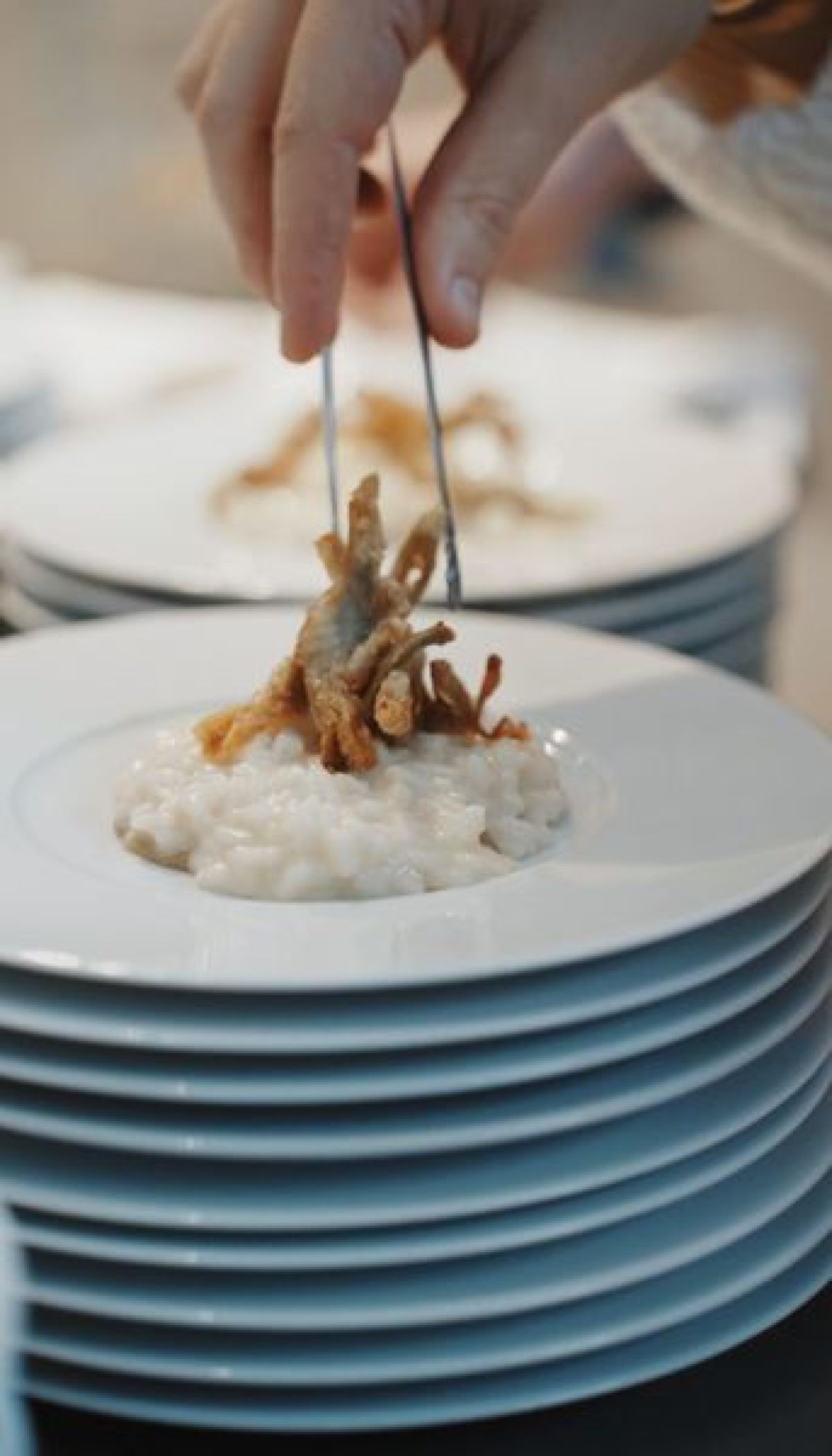 Impiattamento risotto da servire al cocktail per festa 20 anni di l'ho visto su YouTube Zeta Eventi Milano