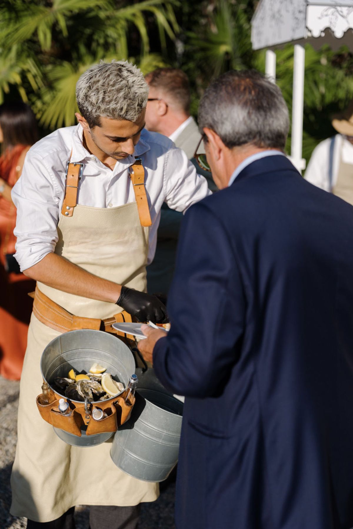 Show cooking con ostriche a passaggio per aperitivo Wedding a Villa Cimena Asti allestita da Zeta Eventi Milano