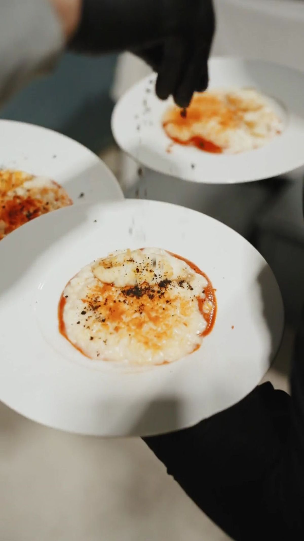 Chef di Zeta Eventi preparano 600 porzioni di risotto con rana pescatrice per il gala dinner di About Pharma Awards 2025
