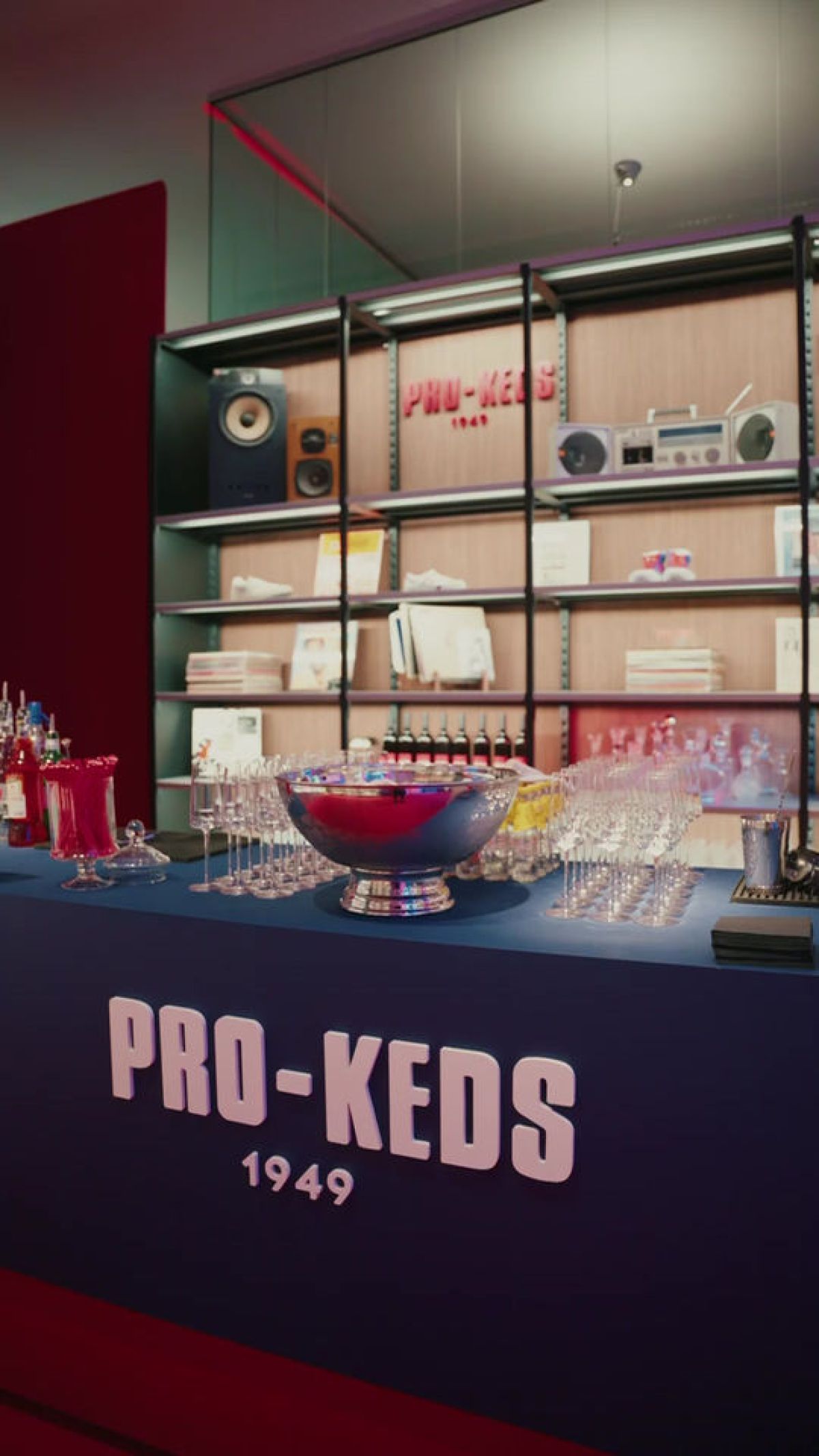 Banco open bar brandizzato da Zeta Eventi  per il cocktail party di Pro-Keds a Milano Fashion Week