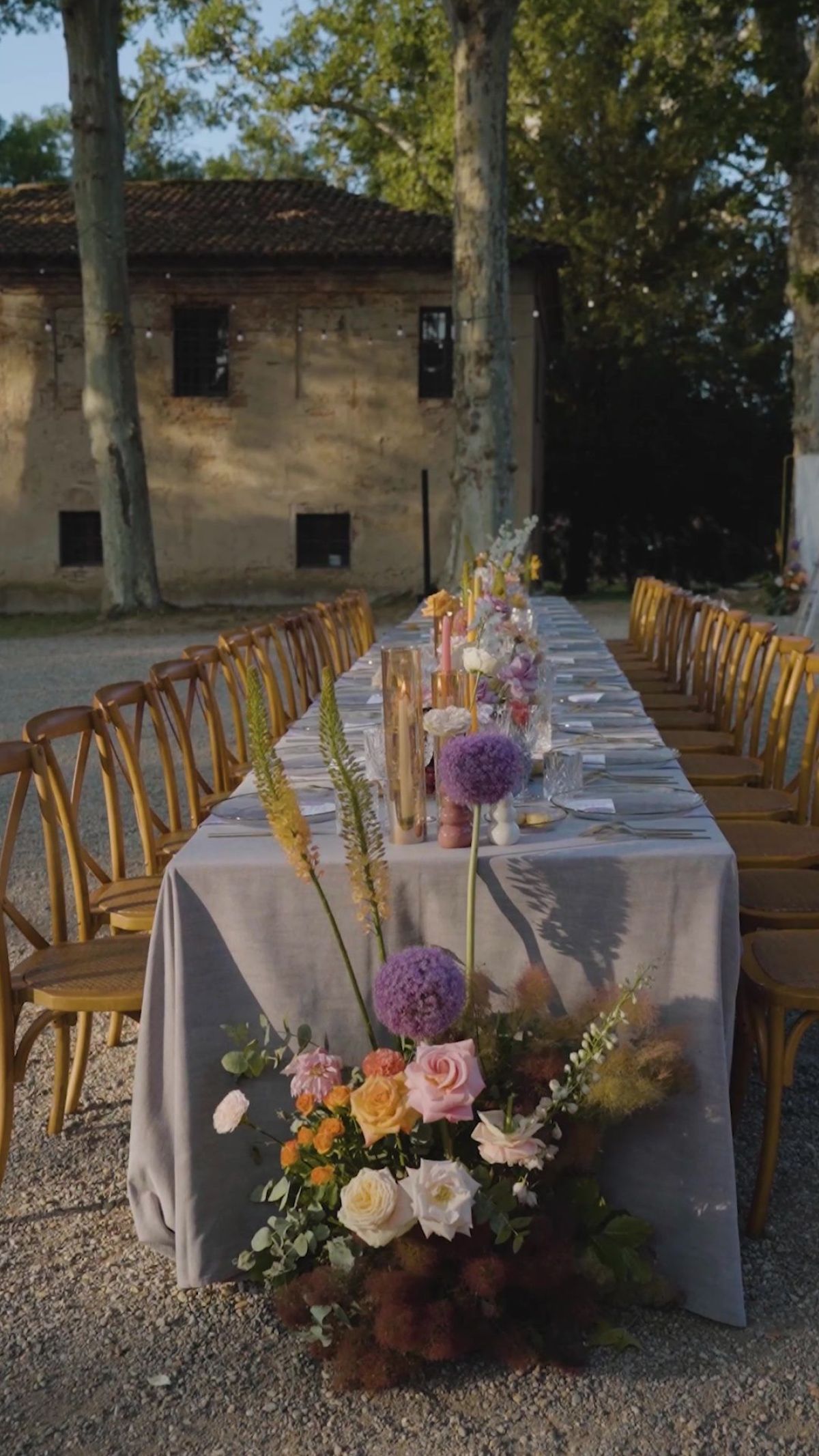 Composizione floreale colori pastello posizionata a terra a capotavola  al Castello di Piovera matrimonio Zeta Eventi Milano