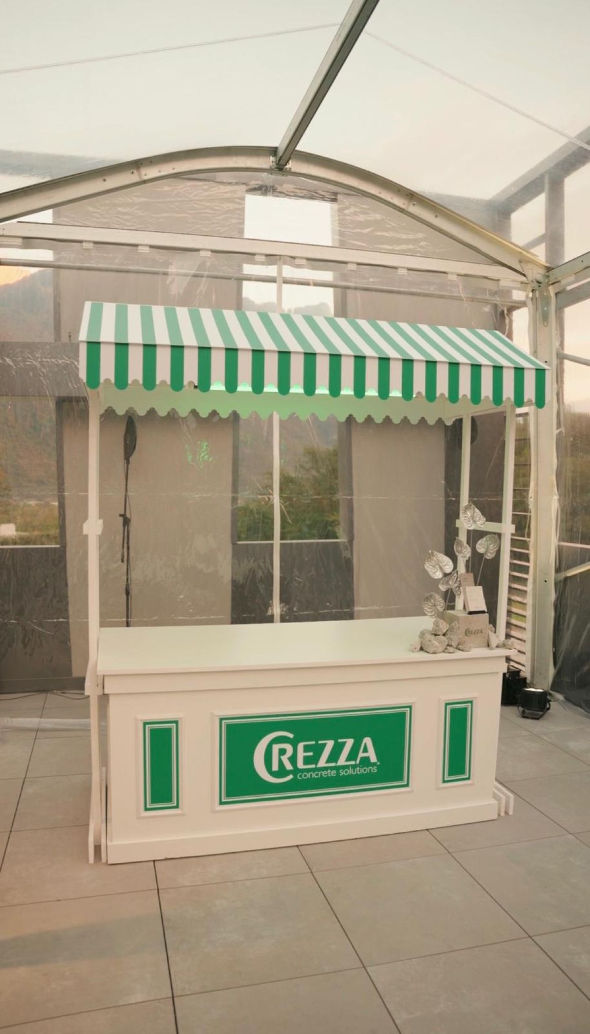 Banco open bar personalizzato con brand cliente per cena gala organizzata da Zeta Eventi Milano