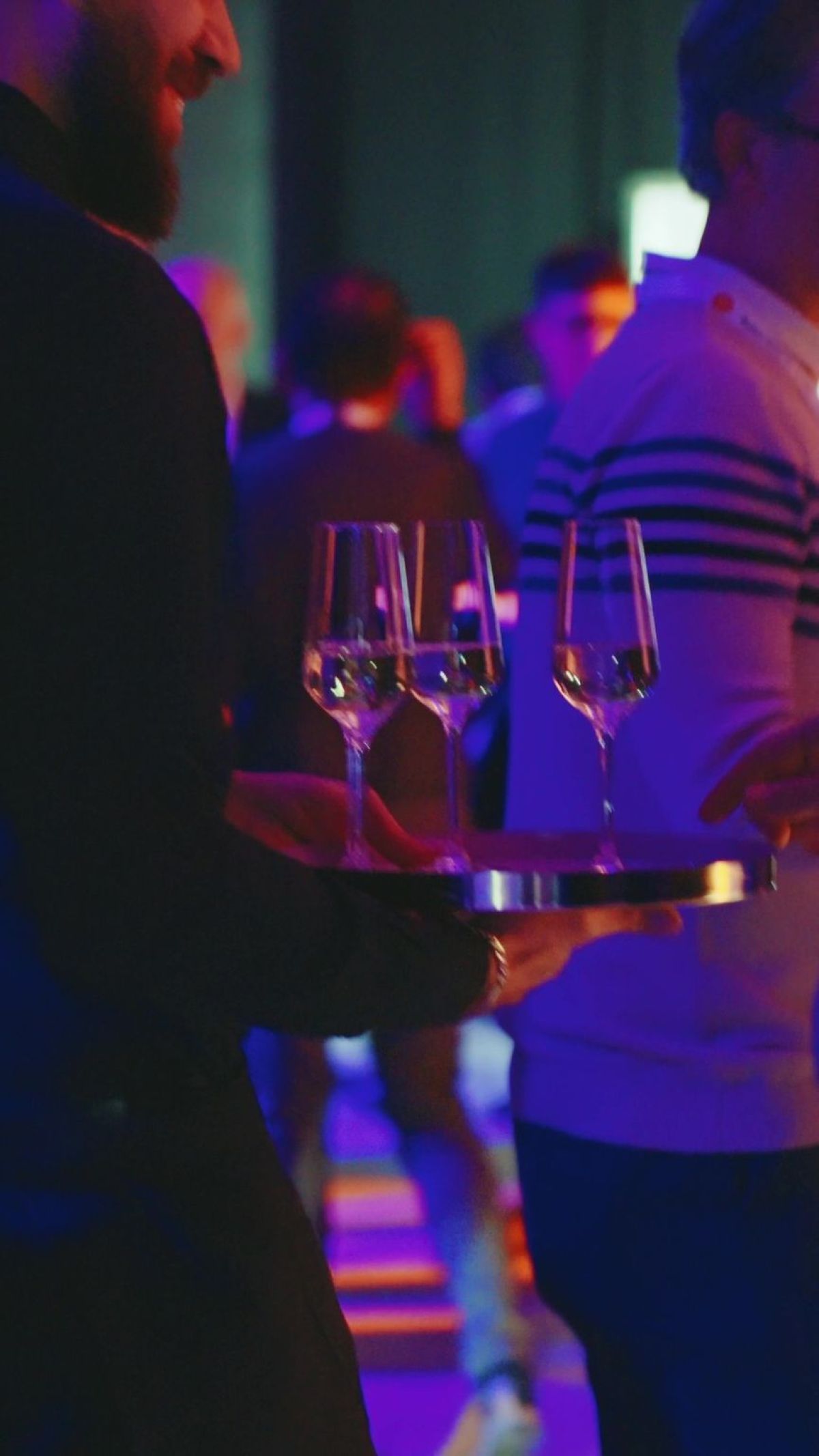 Cameriere serve vassoio di calici di prosecco all’open bar Zeta Eventi per presentazione di Xiaomi Redmi Note 14