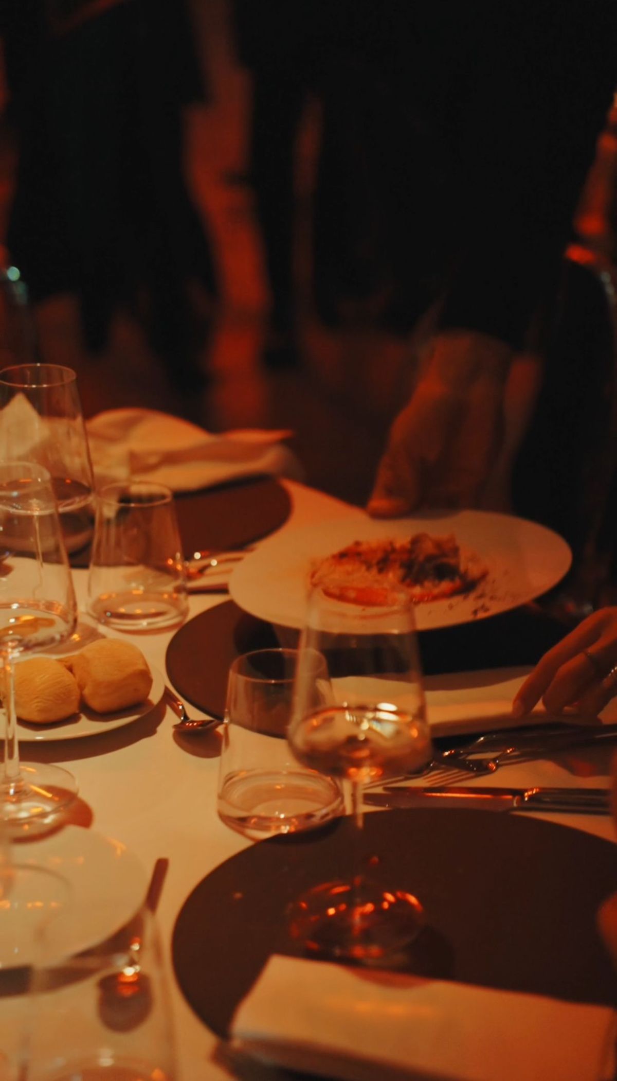 Camerieri Zeta Eventi servono a 600 ospiti del gala dinner di About Pharma Awards risotto con rana pescatrice