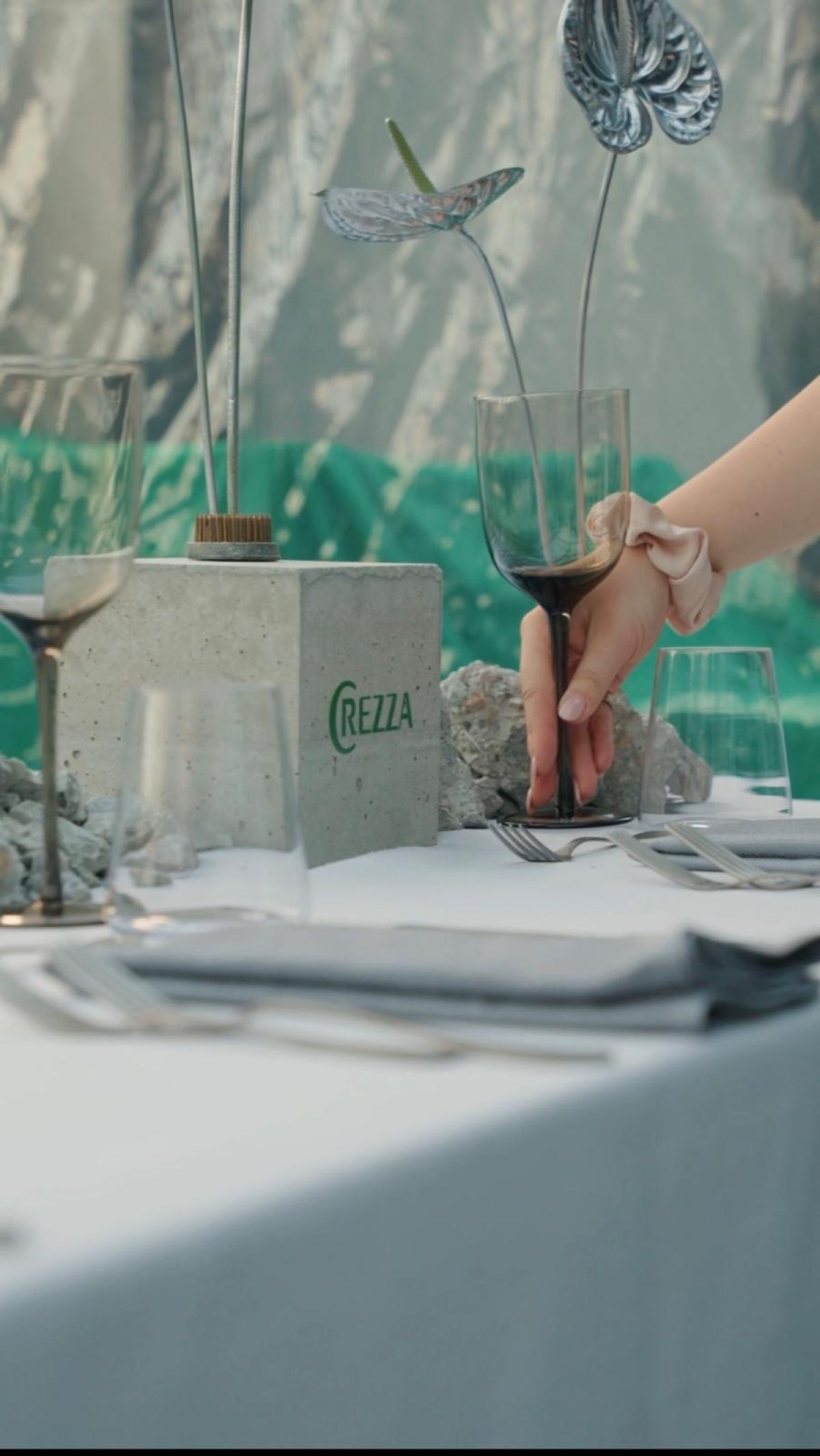 Preparazione della mise en place a tema grigio cemento studiata da Zeta Eventi Milano