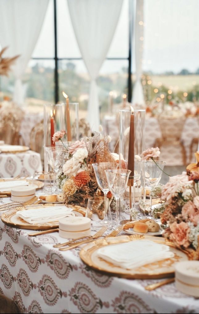 Tavola pranzo Wedding con Mise en Place toni terracotta e oro di Zeta Eventi