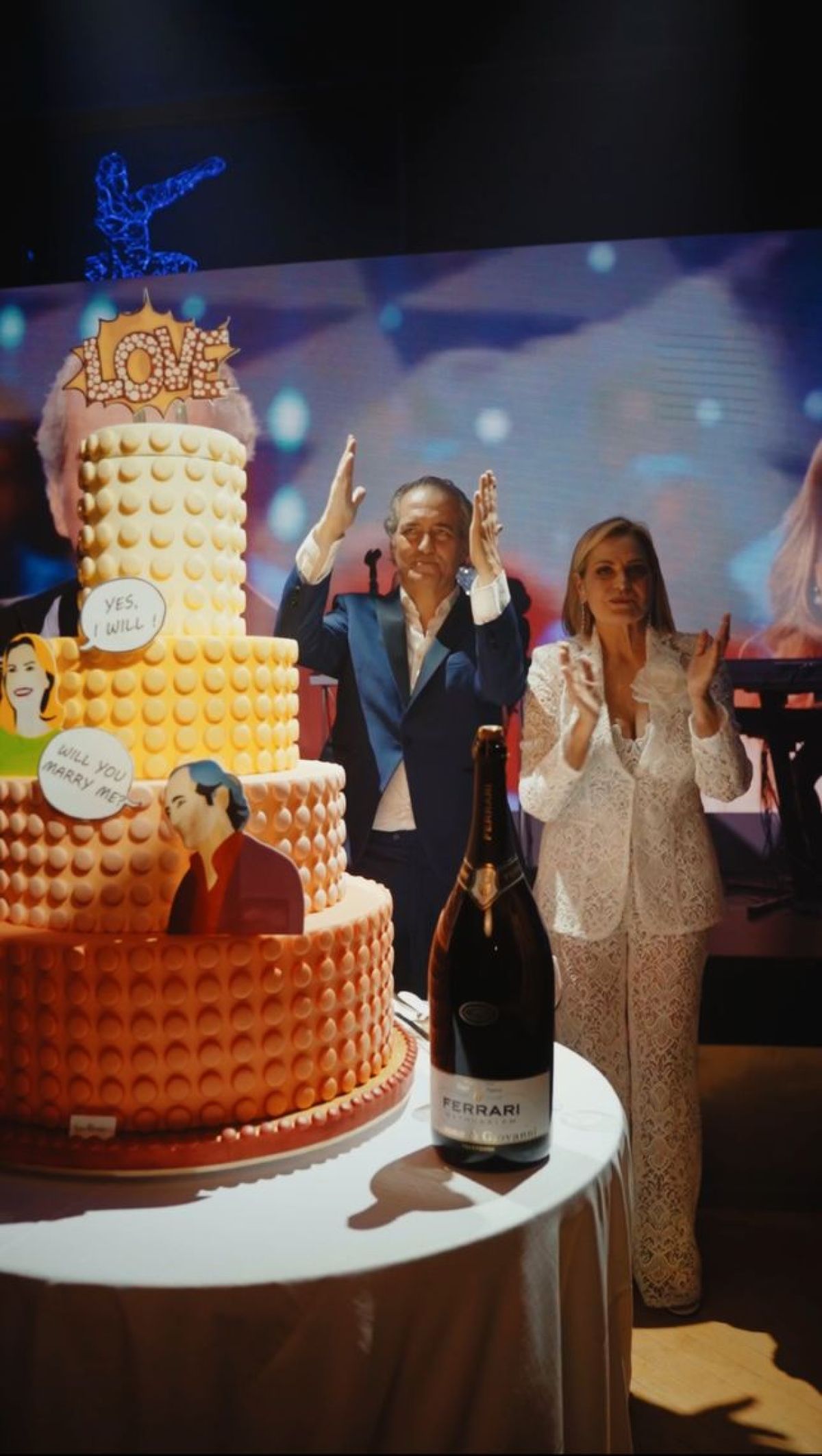 Wedding cake di macarons giallo e arancio per il Prewedding di Simona Ventura e Giovanni Terzi  - Zeta Eventi Milano