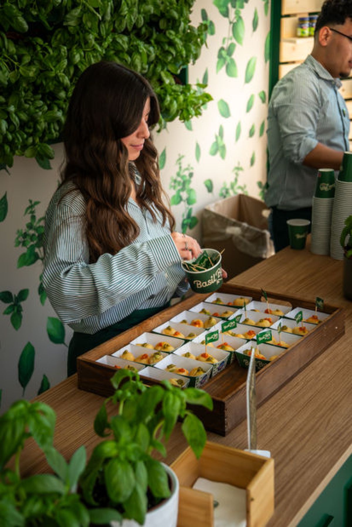 Hostess prepara porzioni di zeppole salate al pesto per aperitivo al Basil Bar Pesto Barilla tour di Napoli creato Zeta Eventi Milano