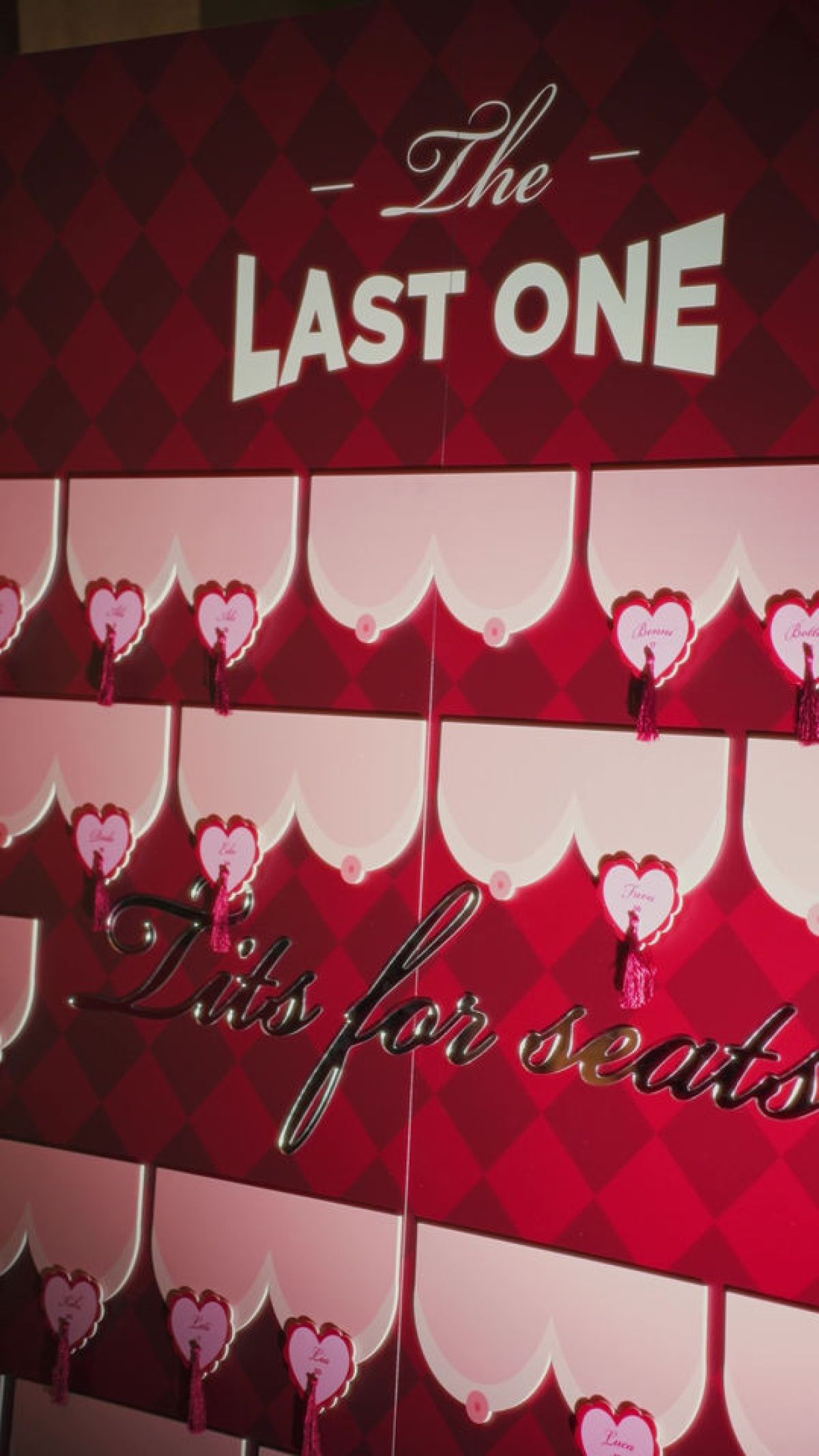 Tableau segnaposti rosso burlesque su grafica a tema studiata da Zeta Eventi Milano