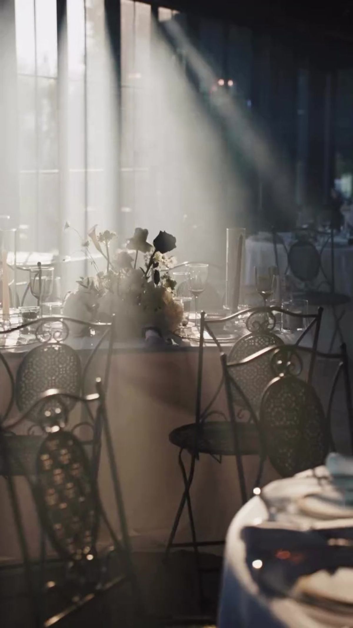 Luce del tramonto illumina la sala da pranzo allestita da Zeta Eventi Milano per Wedding a Villa Cimena Asti