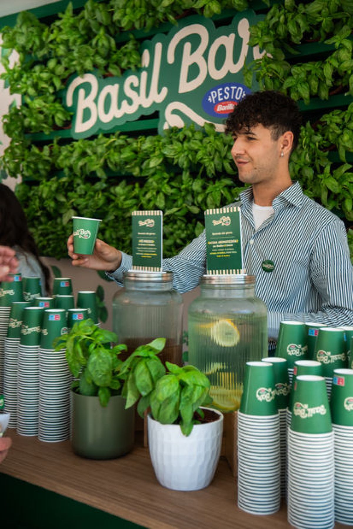 Open Bar con bevande con olio essenziale di basilico per il cocktail al Basil Bar Pesto Barilla tour di Napoli creato Zeta Eventi Milano