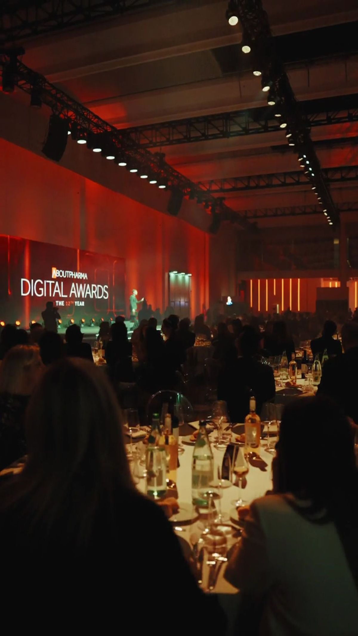 Palco e sala del gala dinner allestita da Zeta Eventi per About Pharma Awards 2025