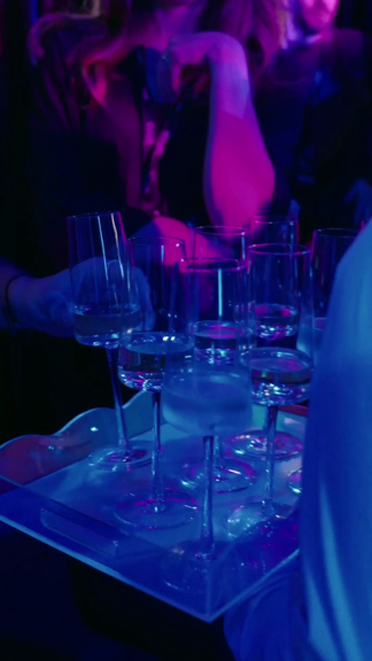 Un cameriere di Zeta Eventi offre un vassoio di calici di vino bianco agli ospiti di Google Think Future 2025 Milano
