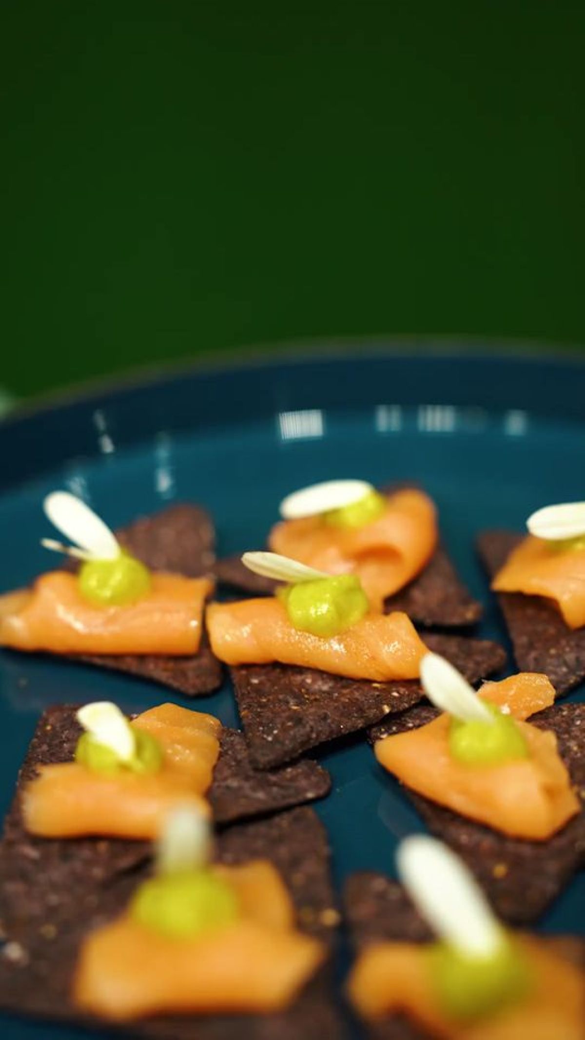 Crakers salmone e avocado per il light lunch di Zeta Eventi allo  stand Tecnosystemi MCE 2024 Fiera Milano Rho