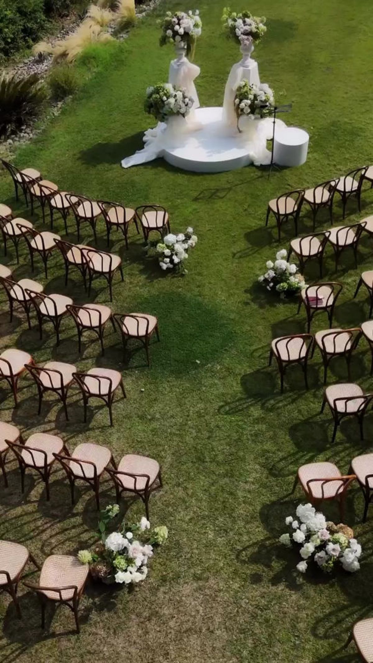 Vista dal drone dell'allestimento per la cerimonia degli sposi a Giardini Pergola realizzata da Zeta Eventi Milano