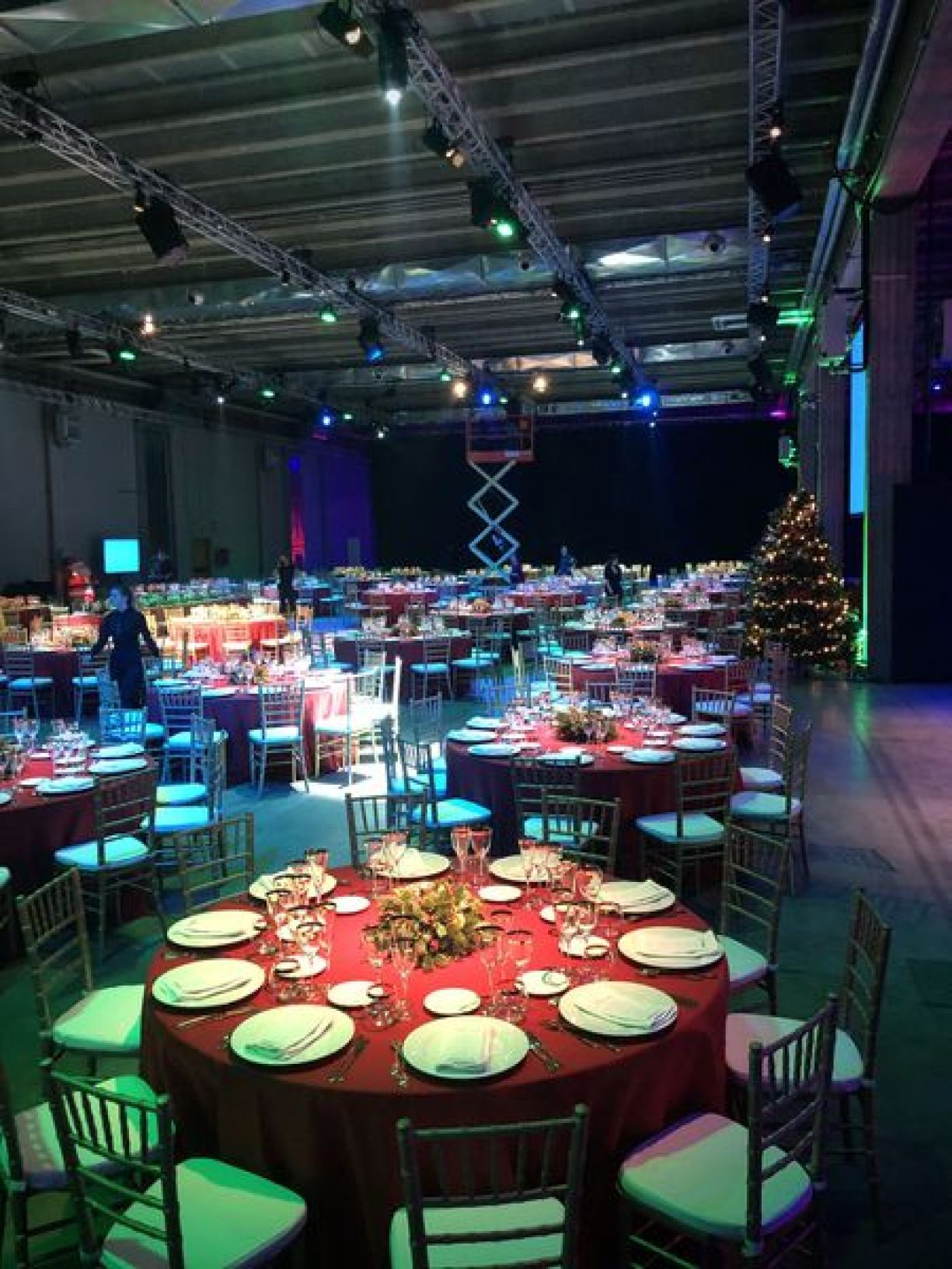 Sala con tavoli e decorazioni per cena di Natale aziendale by Zeta Eventi Milano