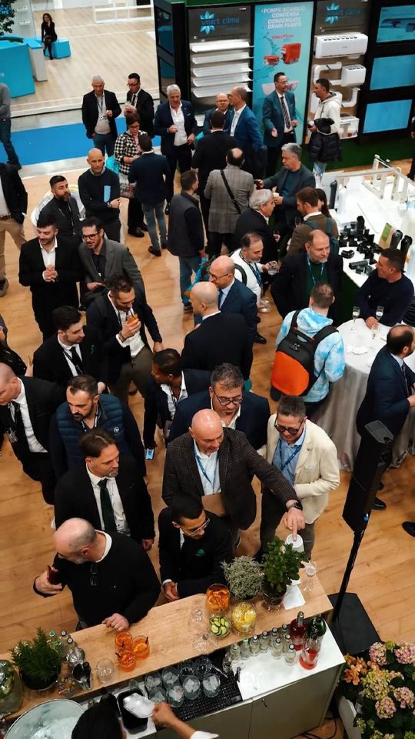 Ospiti di Tecnosystemi allo stand di MCE 2024 in Fiera Milano Rho al banco Open Bar di Zeta Eventi per Aperitivo