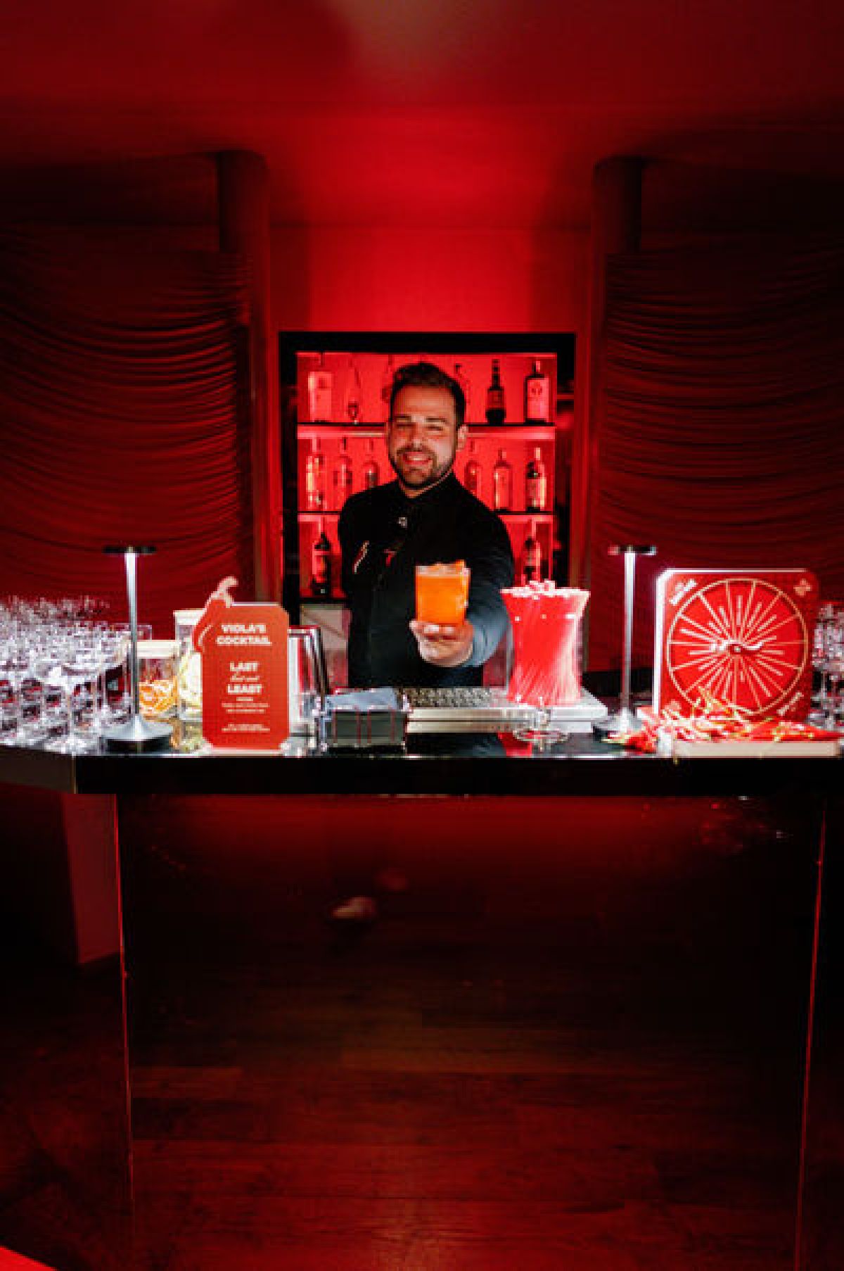 Barman e open Bar a tema rosso erotico  per serata su concept design  di Zeta Eventi Milano