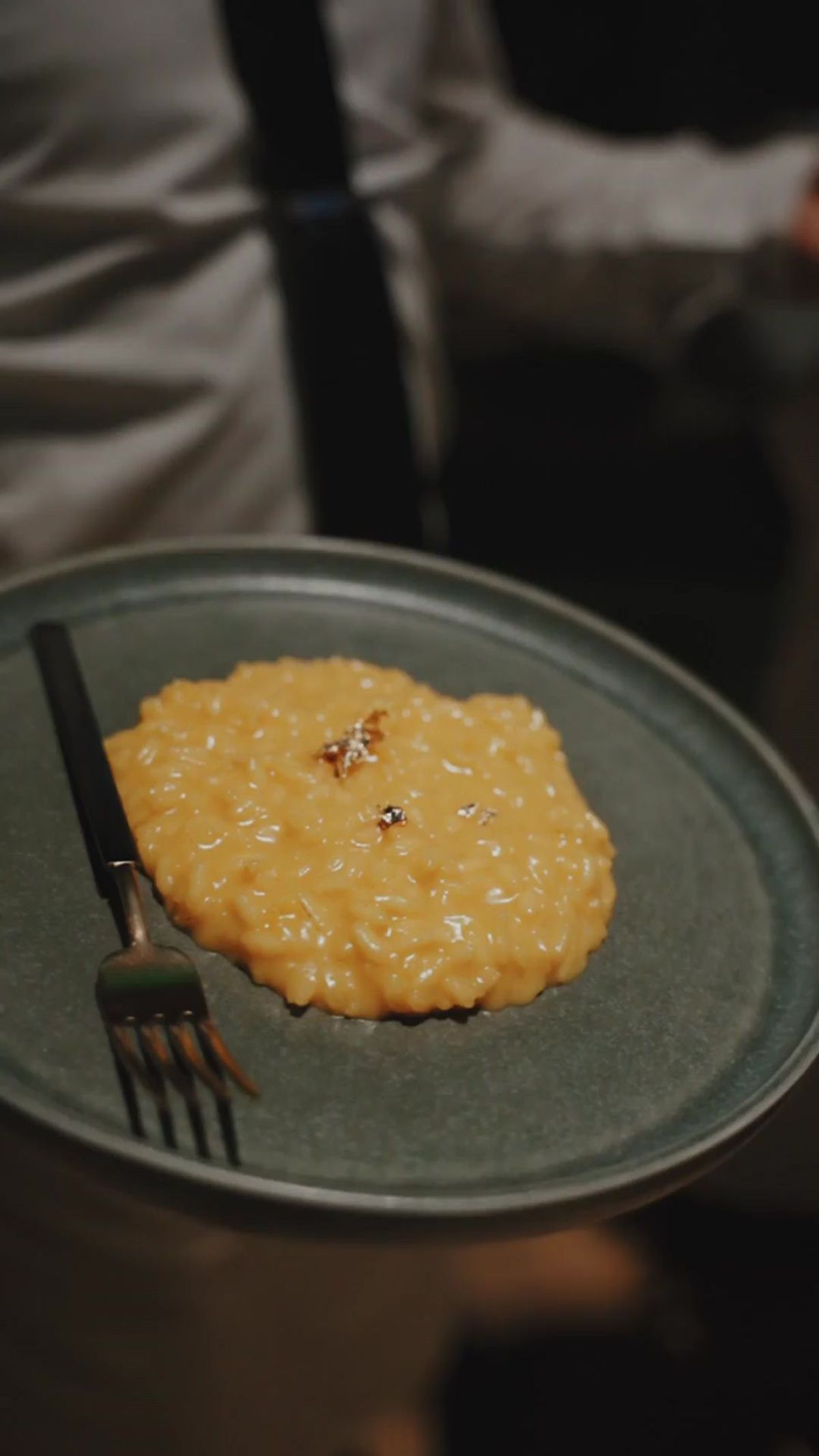 Cameriere serve risotto giallo con decoro oro al Light Lunch di Zeta Eventi per il Google Cloud Summit