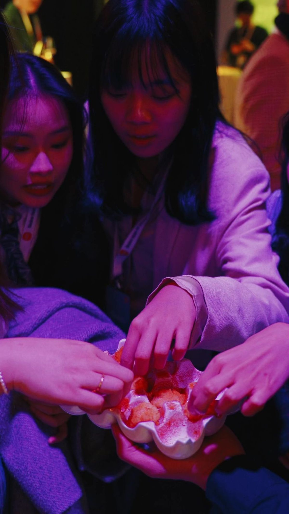 Cameriere serve vassoio di calici di prosecco all’open bar Zeta Eventi per presentazione di Xiaomi Redmi Note 14