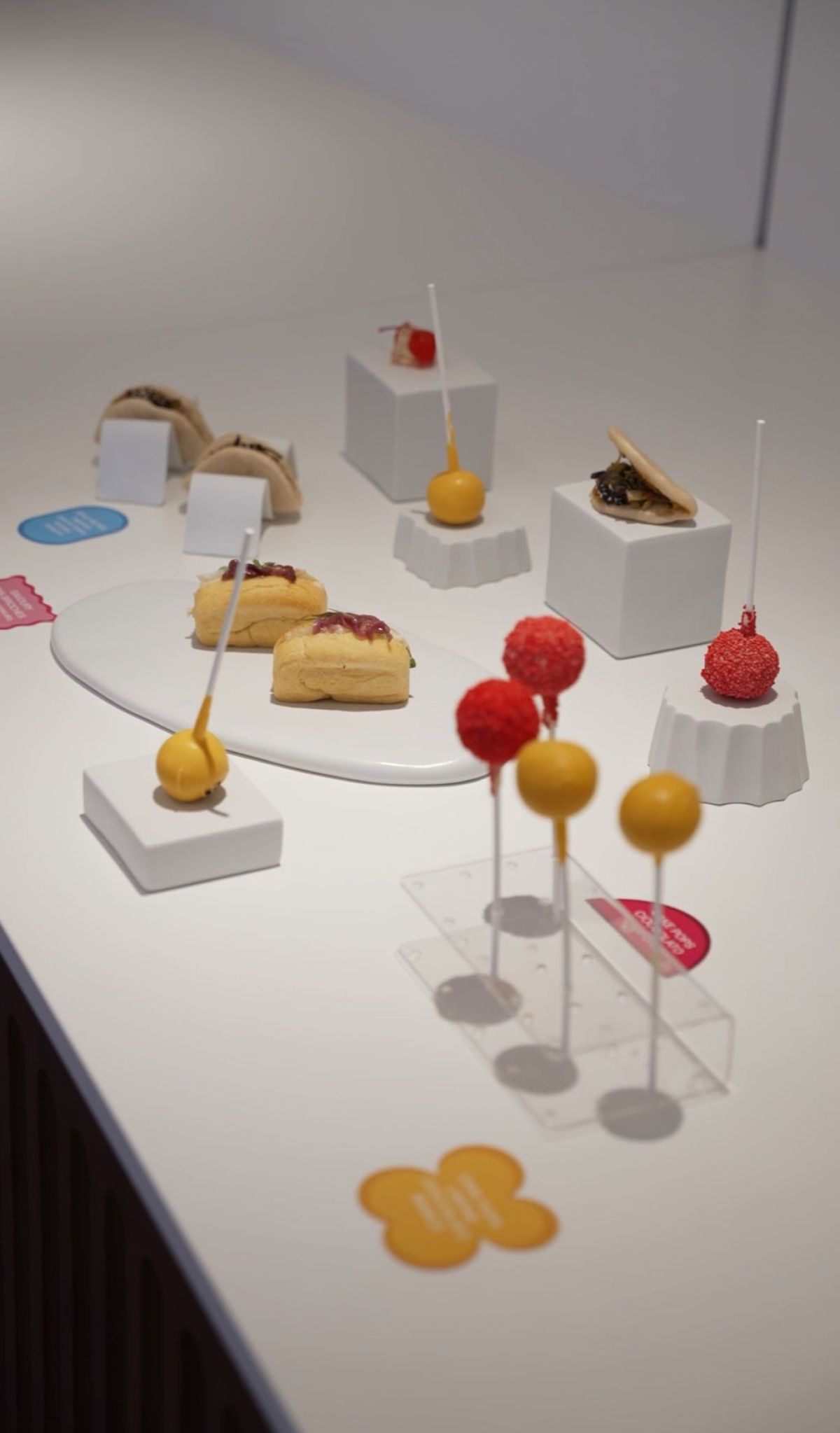 Esposizione di food gadget con bao e pop cake personalizzati per Samsung da Zeta Eventi Milano