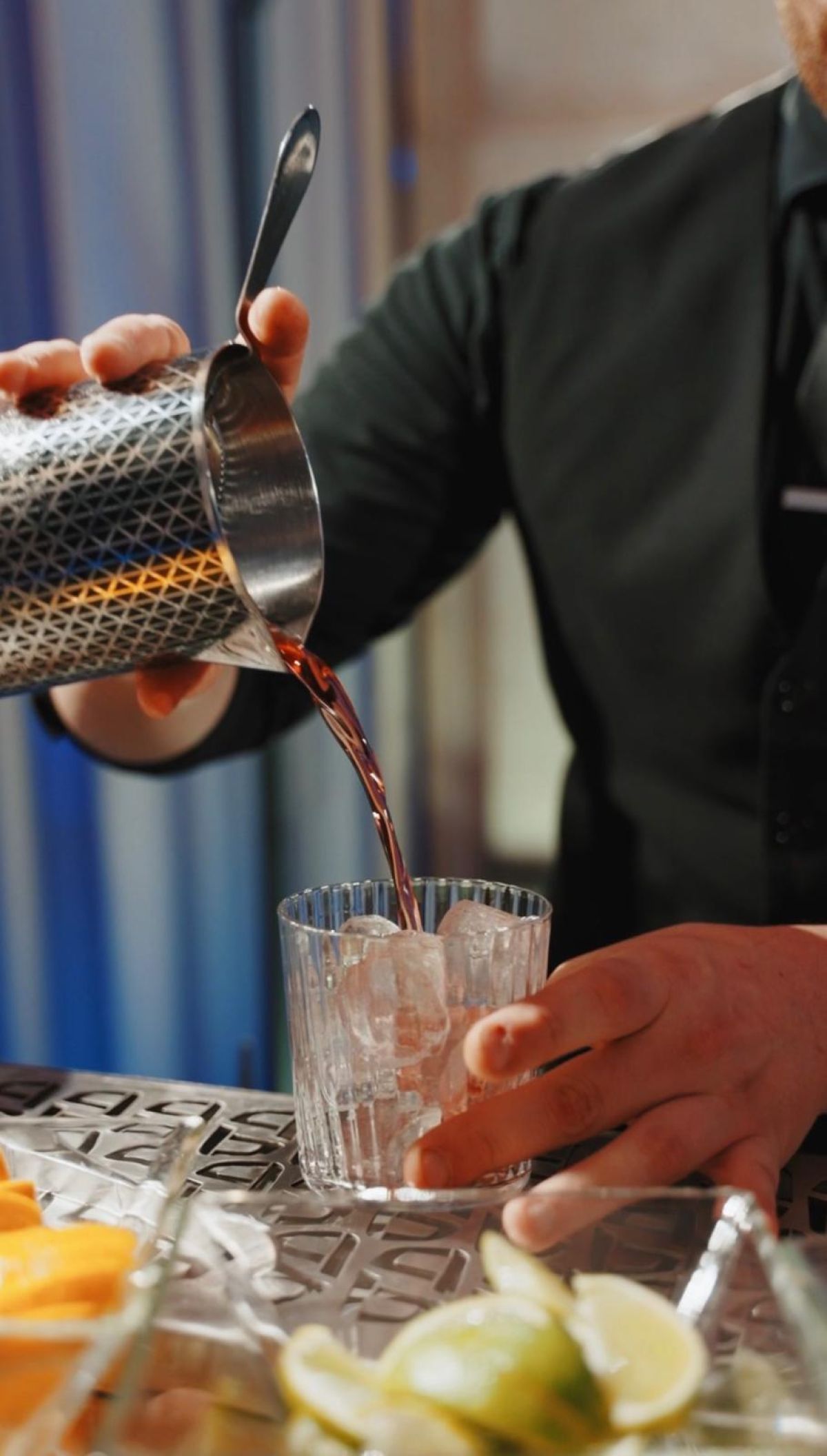 Barman prepara negroni all'open bar del cocktail party di Zeta Eventi in Galleria Meravigli Milano