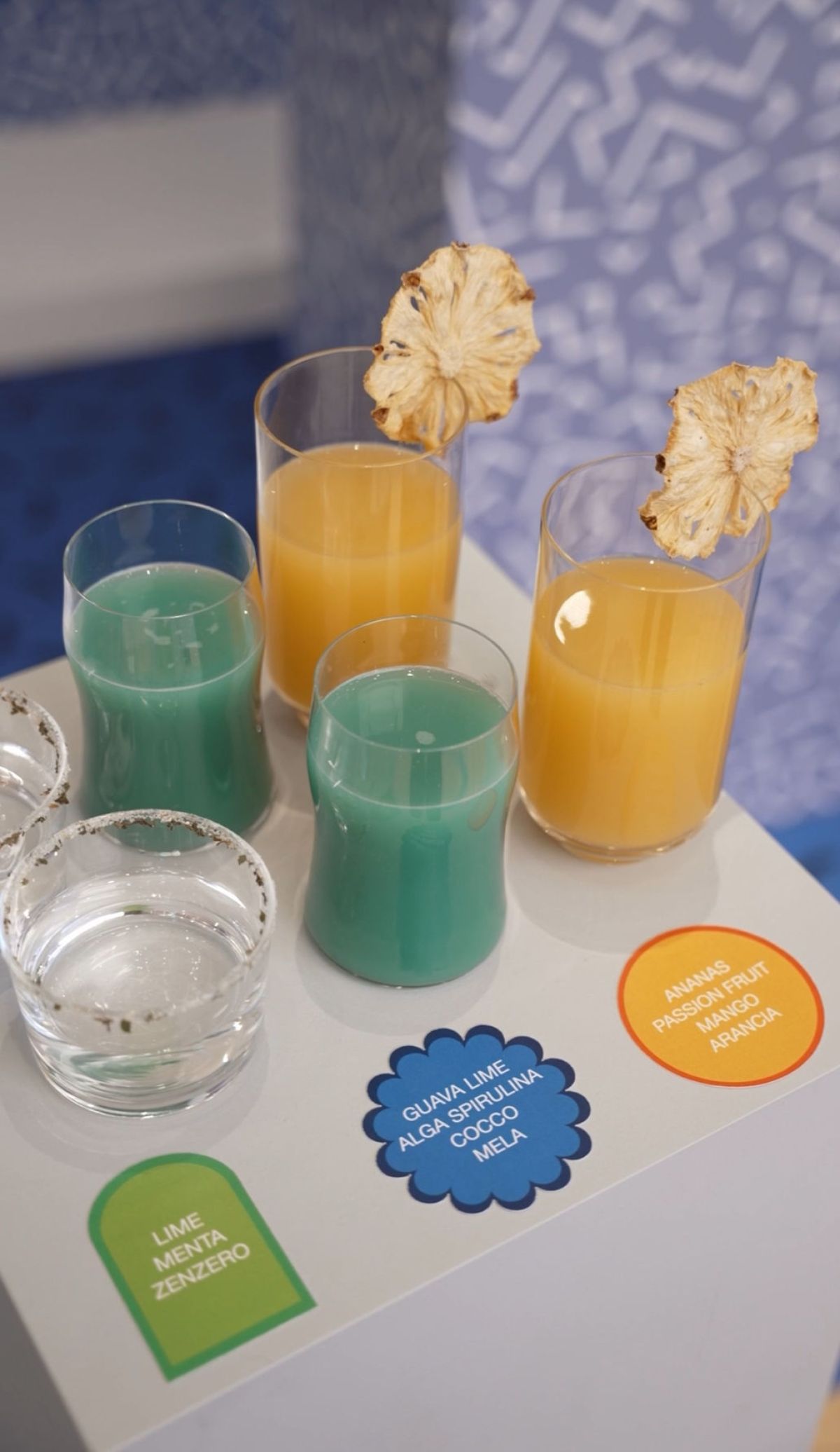 Banco con cocktail colorati  per Samsung da Zeta Eventi Milano