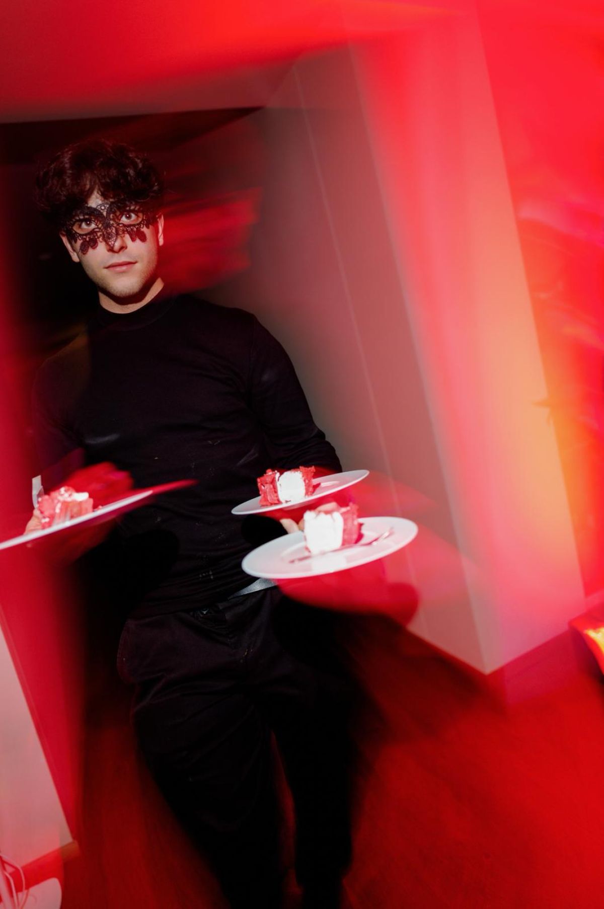 Cameriere per dinner show con divisa a tema progettata da Zeta Eventi Milano