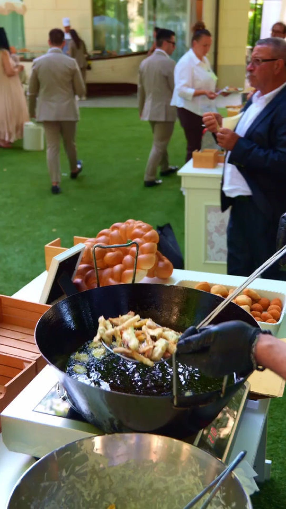 Show cooking fritto misto al cartoccio per aperitivo a passaggio per wedding di Zeta Eventi Milano