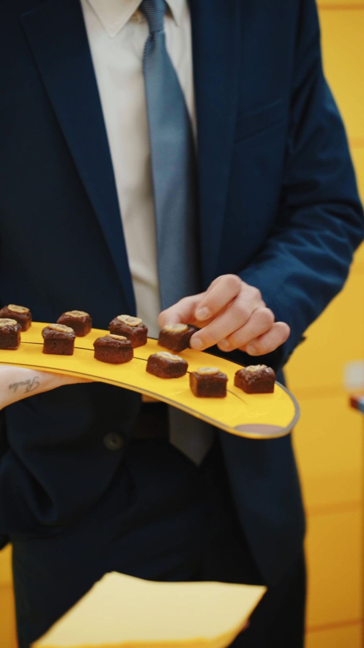 Ospiti al cocktail per il press day Pop by Nature di Chiquita a Milano gustano mini brownies alla banana preparati da Zeta Eventi