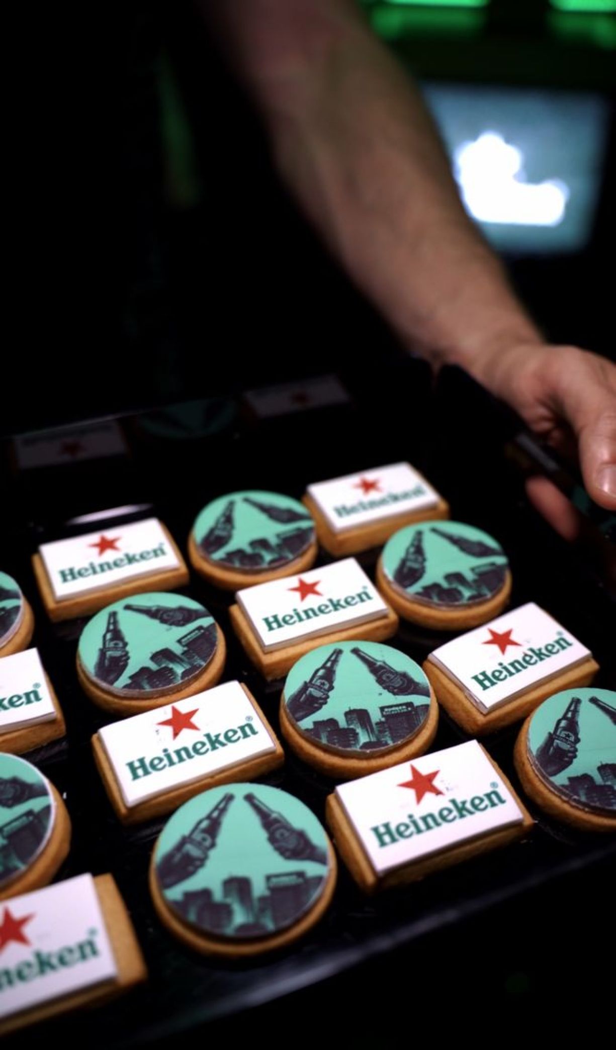 Cameriere porta un vassio di food gadget di sfoglie salate con logo Heineken e logo The Offline Party 