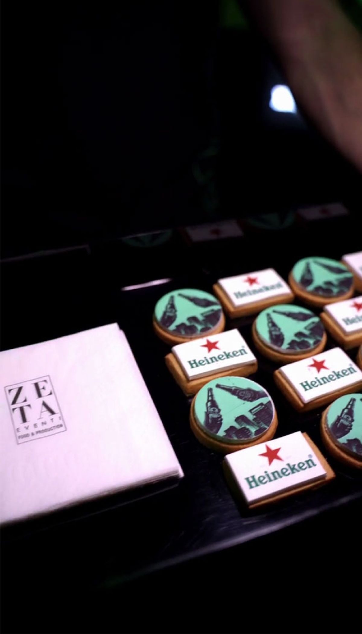 Vassoio di Food Gadget tartine salate con logo e tovagliolini di Zeta Eventi per Heineken Bodega The Offline Party Milano