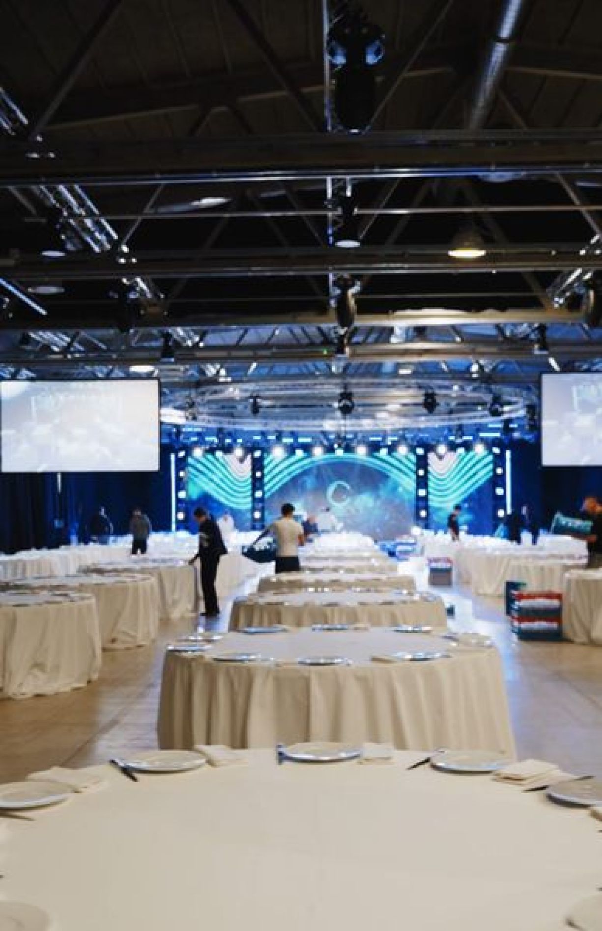 Camerieri preparano allestimento tavola Gala Dinner Bruni Leoni di Zeta Eventi a Talent Garden Milano.jpg
